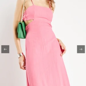 Helt ny linne klänning!  - Helt ny klänning! Perfekt för sommaren. Midi längd med cutouts och delvis öppen rygg.