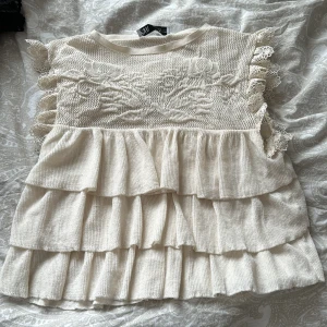 Zara Topp - Topp köpt här på Plick men från zara! Har en defekt vid halsen men har inte testat att tvätta bort den. Storlek M men passar även mindre