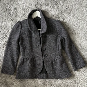 Trekvartsärmad kappa - Säljer denna sjukt fina trekvartsärmade kappan från H&M, strl XS💓 Passar perfekt nu till våren!!