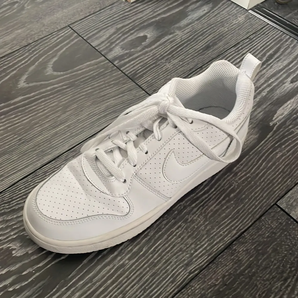 Vita skor från Nike i storlek 37,5. Endast testade så väldigt rena och fina fortfarande! Bara att höra av sig om det finns frågor🤗. Skor.