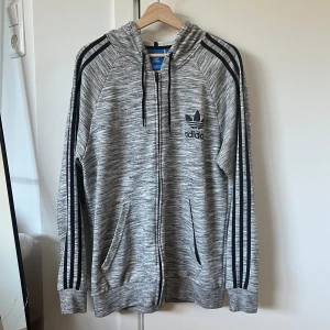 Adidas tröja - Använd ett par gånger! Lika fin som ny☺️