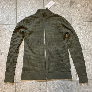 Lindbergh helzip - Säljer denna helt nya lindbergh hel zipen i storlek S sitter som M nypris 699 kr