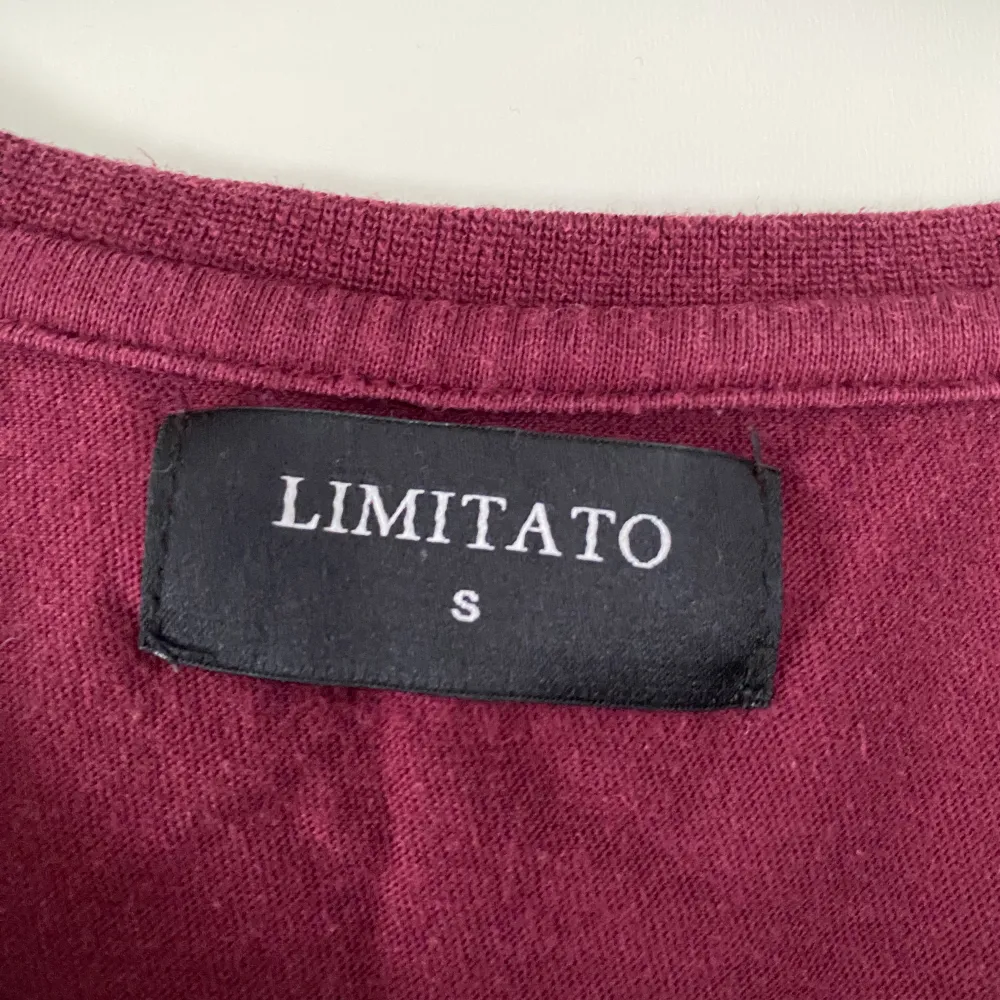 Tjena! Säljer nu denna fina Limitato t shirt för ett bra pris. Storleken är s. Hör av er om fler frågor. MWH Granino. Lite tecken på användning. . T-shirts.