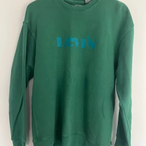 Collegetröja Levi’s - Collegetröja från Levi’s i fint skick. Relaxed fit. Sparsamt använd. 