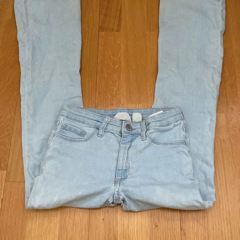 Lågmidjade jeans från H&M Ljusblå Lågmidjade och flare . Jeans & Byxor.