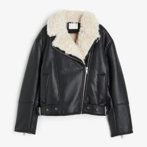 Svart pilefodrad jacka från H&M - En jacka med varmt, mjukt pilefoder. Jackan har lös passform och snedställd dragkedja fram. Lätt nedhasad axel och lång ärm med dragkedja vid ärmslut. Stolpfickor fram och reglerbart bälte i nederkant. Helt oanvänd med prislappen kvar! Köpt för 900kr