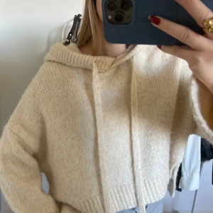 Stickad hoodie - Jättefin kort stickad hoodie från zara som knappt är använd