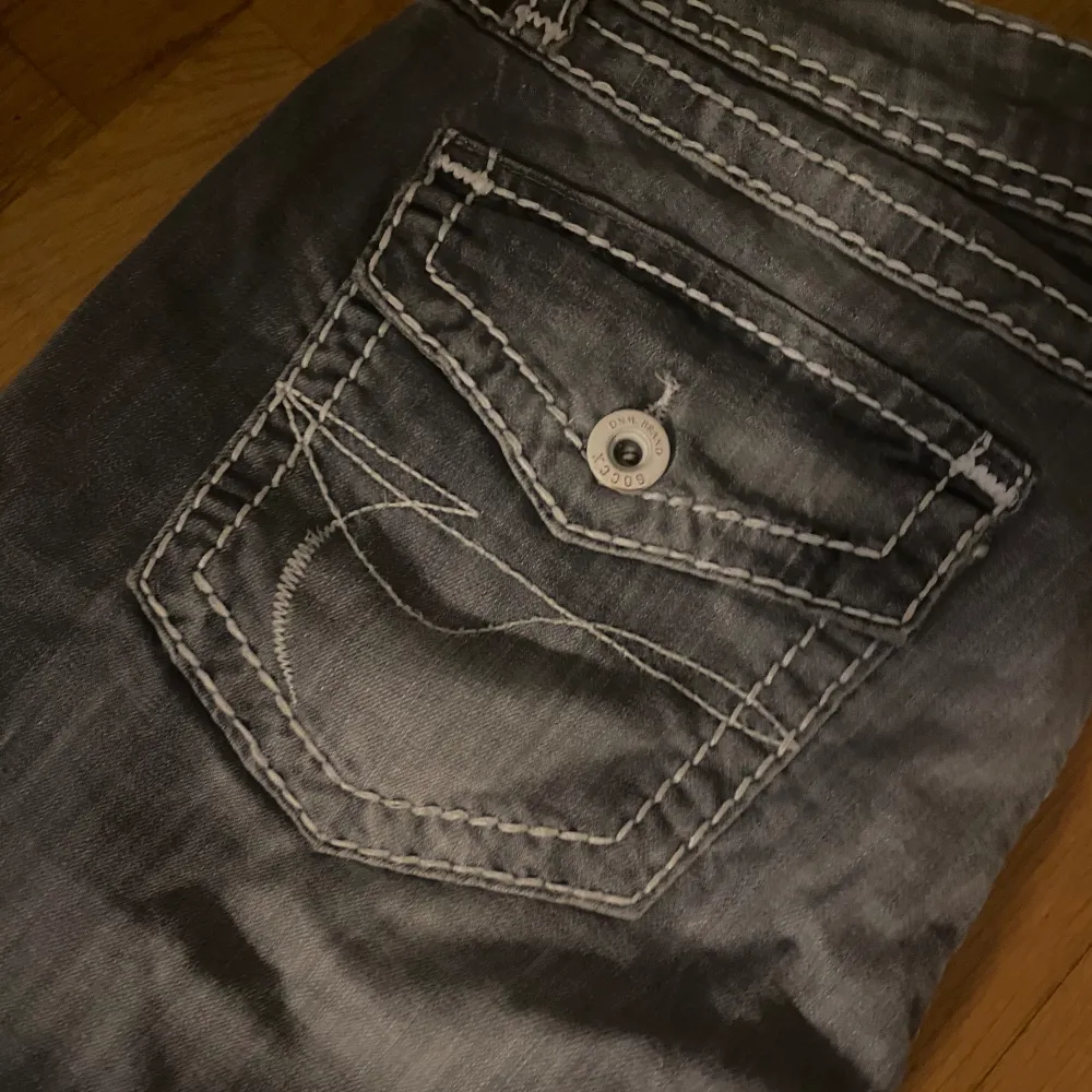 Säljer dessa lågmidjade gråa jeansen från soccx! Säljer då de tyvärr är för stora på mig men de har inga defekter💕 kom privat för fler frågor eller bilder. Jeans & Byxor.