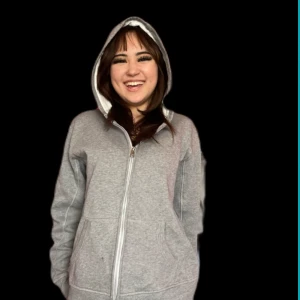 Basic grå kofta - Skicka privat om mer detaljer. Den är lite lite sliten på ärmen ❤️❤️