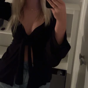 design by si - Säljer min topp från design by si. Endast använd fåtal gånger. Inga som helst tecken på användning 💕