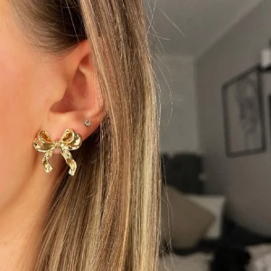 Rosett örhängen - Super snygga rosett örhängen, de är rostfria💗 Lånade bilder💗