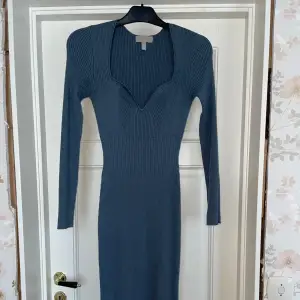 Blå ribbstickad klänning från H&M som sitter suuuper bra!💕