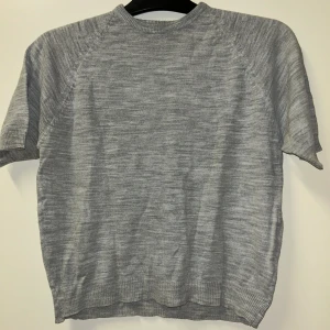 Tröja  - Grå t-shirt tröja. Passar så fint till ett par jeans eller svarta kostymbyxor!