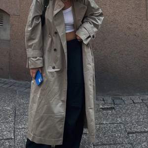 Superfin oversized trenchcoat som tyvärr inte kommer till användning längre!! Har Max använt jackan 3 ggr vilket betyder att jackan är som ny❤️ inköpspris 1390