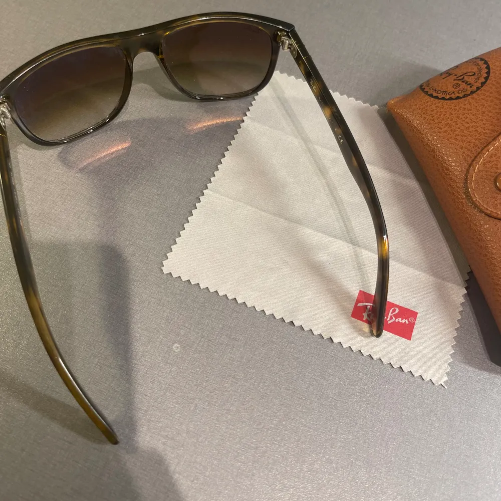 Hej! Säljer nu dessa super snygga bruna solglasögonen från rayban. Jätte fint skick utan repor eller sprickor. Modellen är den populära RB ”4147”. Tillkommer fodral och putsduk. Kan frakta eller mötas upp i Kungälv. PM 📩 vid fler bilder/frågor :). Accessoarer.