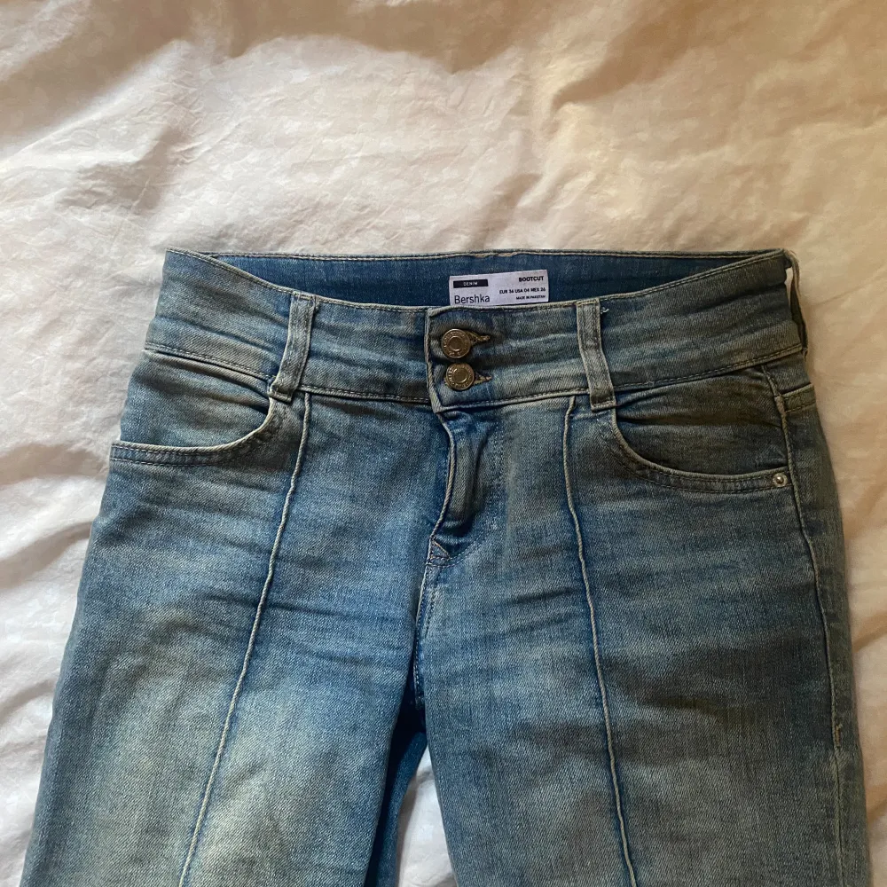 Super fina  bershka jeans. De är lågmidjade och bootcut. Säljer då jag inte använder dem, i bra skick. . Jeans & Byxor.
