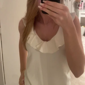 Topp från Ellos - En gullig topp från Ellos, använt 1 gång, strl är 34/36 och säljer för 180kr 