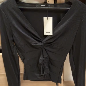 Topp - Säljer denna snygga toppen men kommer inte till användning  Strl s