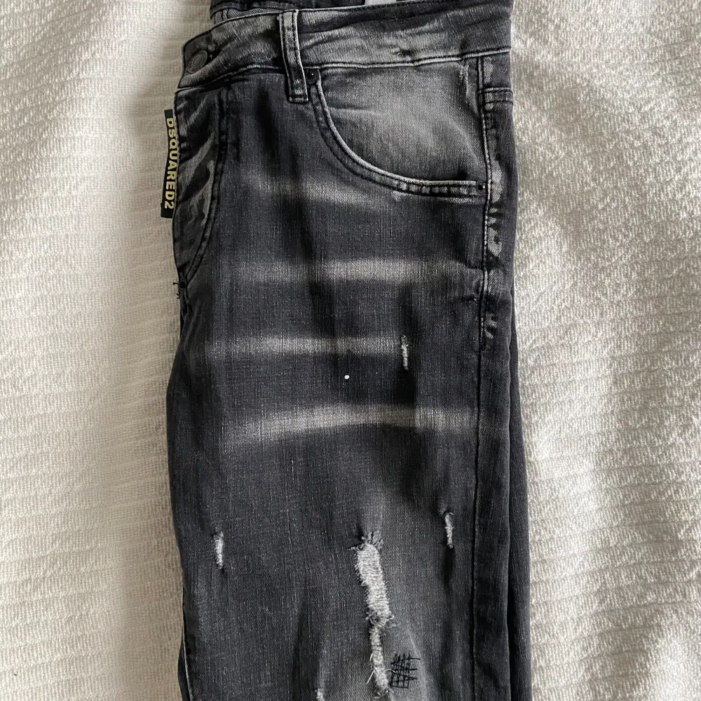 Sjukt snygga Dsquared2 jeans. Storlek 46. Mycket bra skick, knappt använda. Bra kvalitet och snygg design. Hör av er vid frågor och funderingar. . Jeans & Byxor.