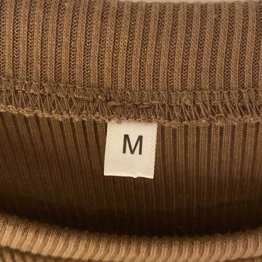 Söt tröja i storlek M (liten i storleken) som är för liten för mig och inte kommer till användning. Har haft på mig det 2 ggr.. Tröjor & Koftor.