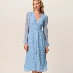 Adooreklänning, Paris: söker eller byter - Hej, jag söker eller byter gärna denna fina klänning från adoore. Jag söker storlek 36 och jag har en i storlek 34. Klänningen jag har är i väldigt bra skicka men tyvärr är den lite för liten och skulle därför behöva en i storlek 36 till min examen. 