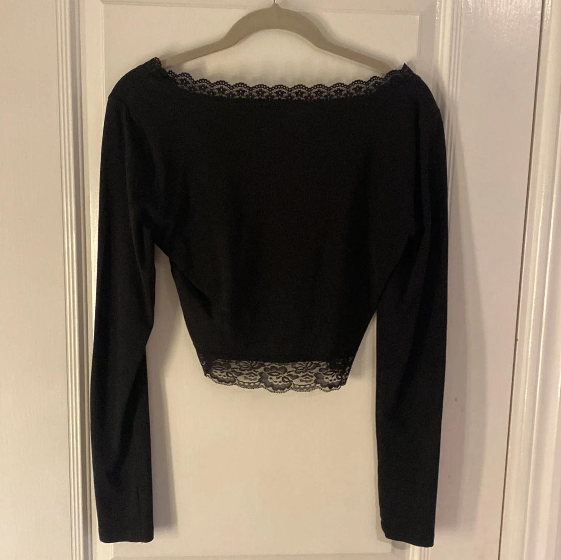 Tunn svart tröja med spets - 90