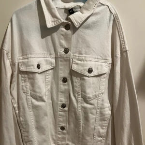 Fin jacka  - Fin jacka från hm köpt några månader sedan. Använt en gång. 