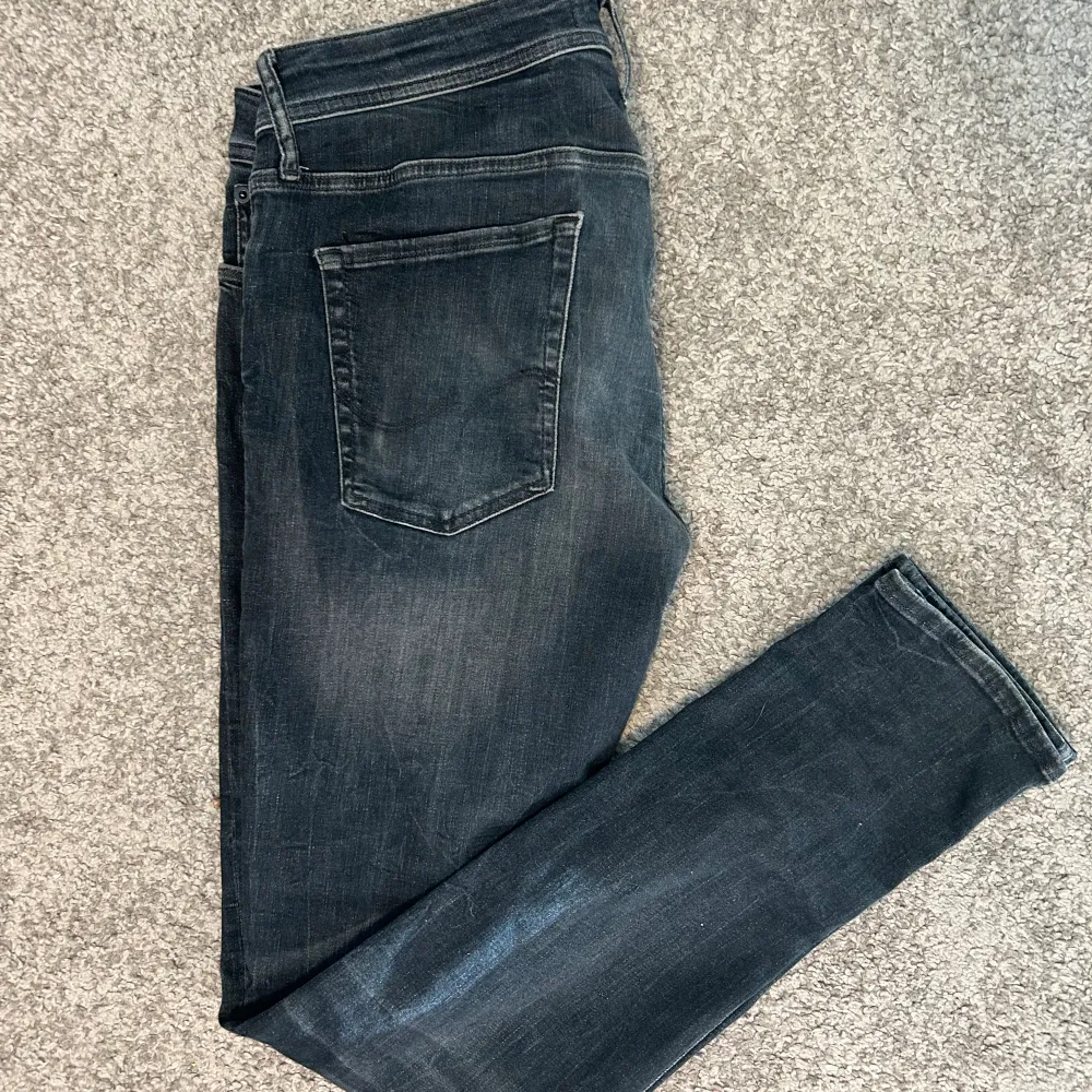Säljer nu dessa sjukt feta Jack and Jones jeans och de påminner väldigt mycket om replay anbass då de är väldigt stretchiga🤩 strl 34/32 men sitter mer som 32/32! Pris: 229🔝hör av vid några funderingar . Jeans & Byxor.