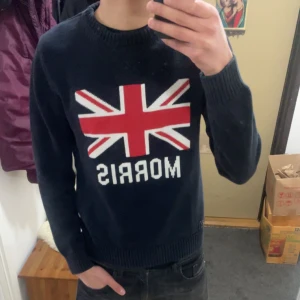 Morris tröja  - Säljer min fina Morris tröja i storlek M. Den har inga defekter. Killen på bilden är 183. Skriv om du har några funderingar:)