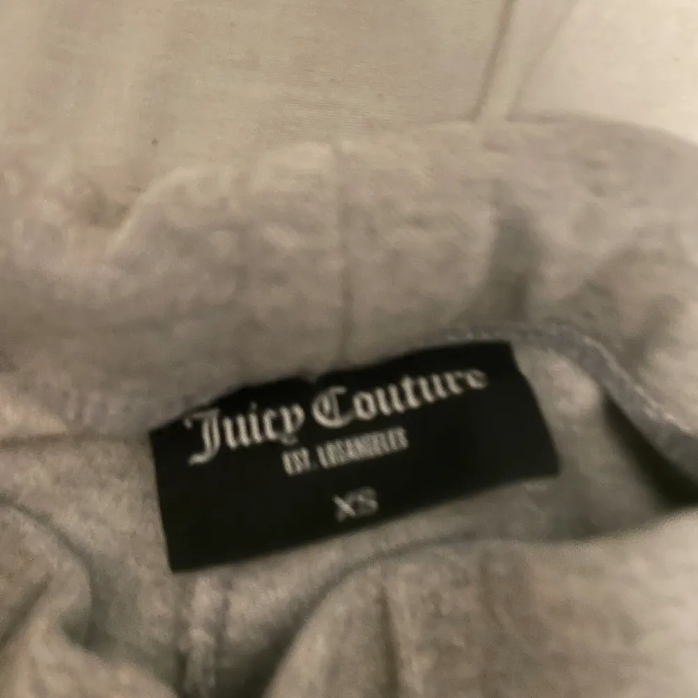 Jag säljer ett par gråa juicy couture byxor i storlek xs . Jeans & Byxor.