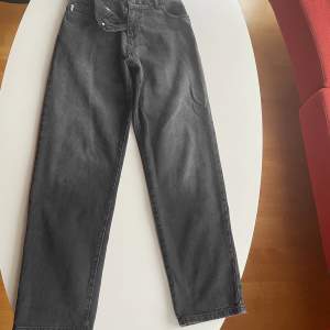 Ett par jeans som är knappt använda, i nyskick. Storlek S Midja: 37 cm  Höft: 54 cm  Innerbenslängd: 78 cm 