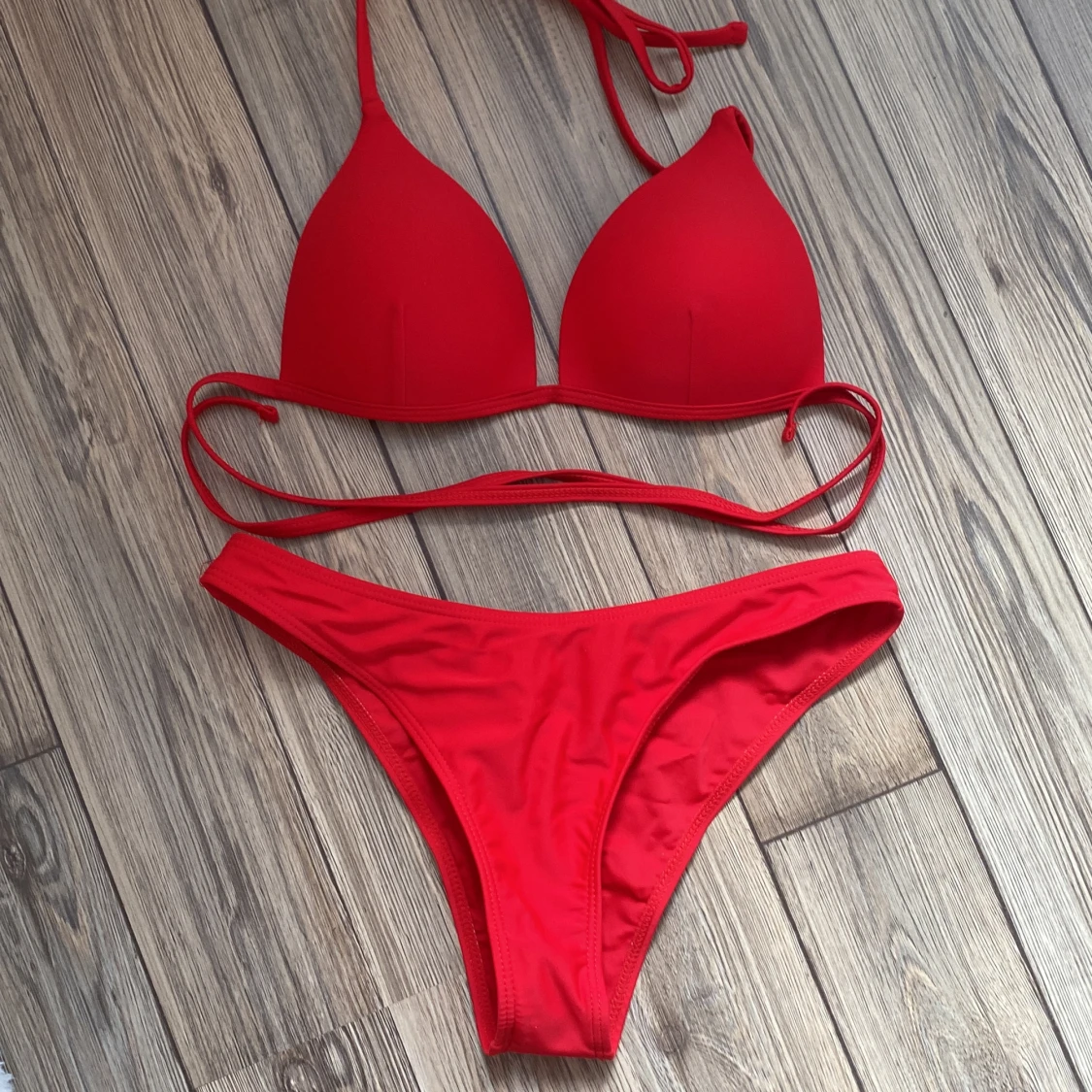Rött bikinisett