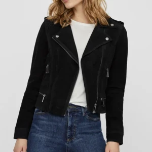 VERO MODA - Mocka jacka  - Hej, säljer denna oanvända jackan ifrån Vero Moda, i storlek S. ALDRIG använd då den var alldedes för liten för mig! Ny pris var 1300 har jag för mig, så säljer därför den för 300 ❤️