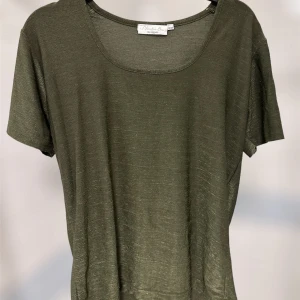 Topp - Jättefin topp från KappAhl i storlek 38/40. Färgen är jättefin och är perfekt till sommaren då den är luftig!! 