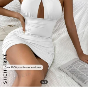 Snygg klänning! - En vacker klänning perfekt för kanske skolavslutning, student eller kanske bara en vanlig sommardag? Använd 1 gång Inga deffektet!💗 första bilden ifrån shein andra är min egna!