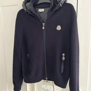 Hej, säljer nu min moncler cardigan i strlk M ( passar även dem med strlk S )  Jackan är använd men i ett gott skick!  Hör av er vid frågor eller funderingar! Mvh Elias 