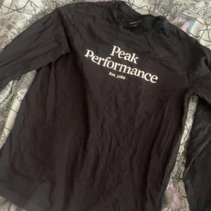 peak performance tröja - dåligt fotat skorv för bättre bilder!! jätte fin tröja som ej kommer till någon användning tyvärr!!