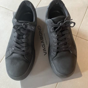 Vagabond skor  - Fina Vagabond i bra skick. Använda endast en säsong då min son växt ur dem. Inköpta i Skoman-butik 2023.  Strl: 40 Färg: svart 