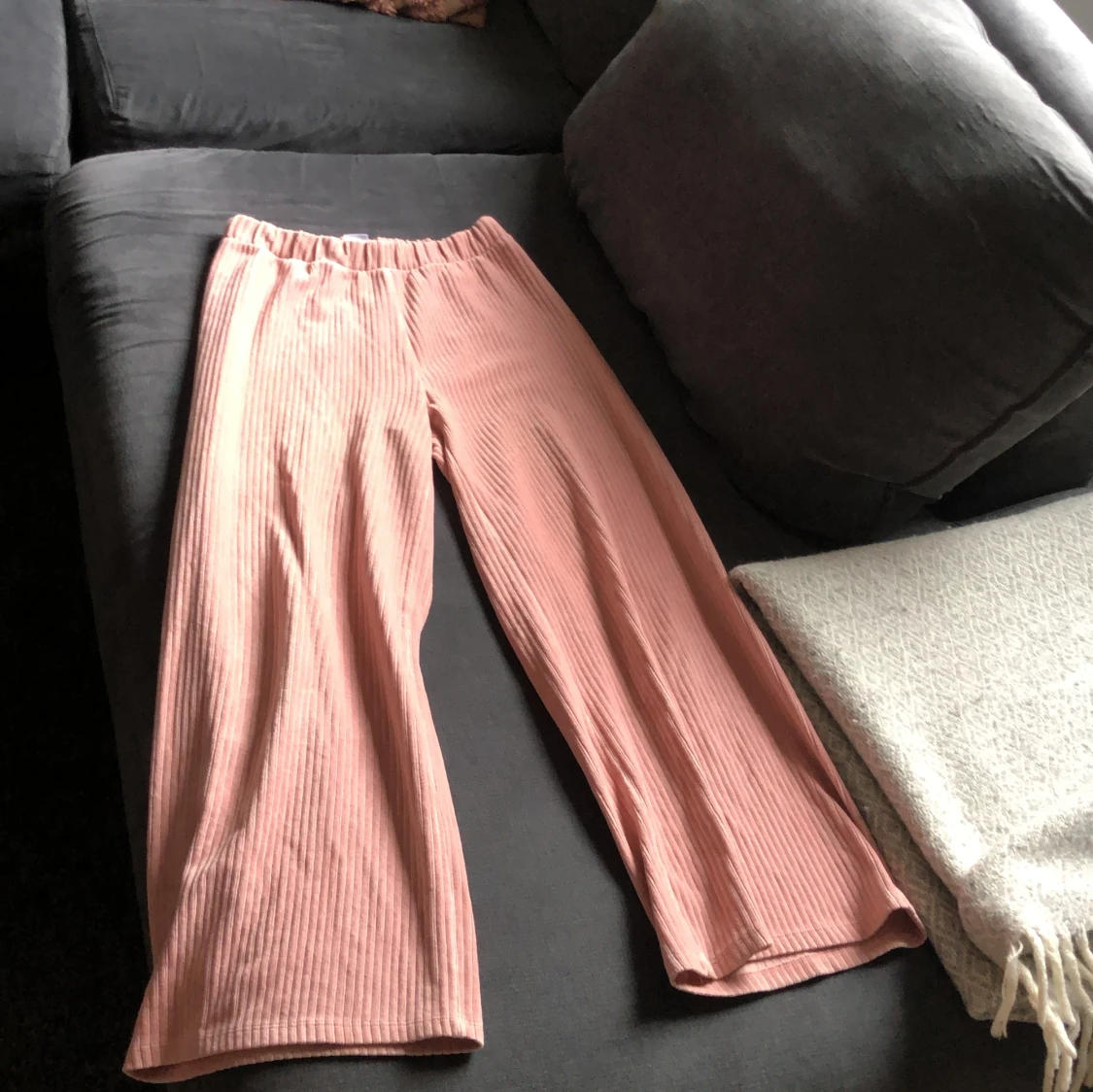Rosa utsvängda byxor  - 91