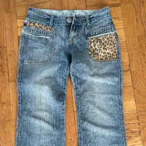 Säljer dessa jätte fina jeans med leopard detaljer. Midjemått: 39cm, Innerbenslängden: 76cm. Jag hittade dem på Plick men tyvärr har de inte kommit till användning. 