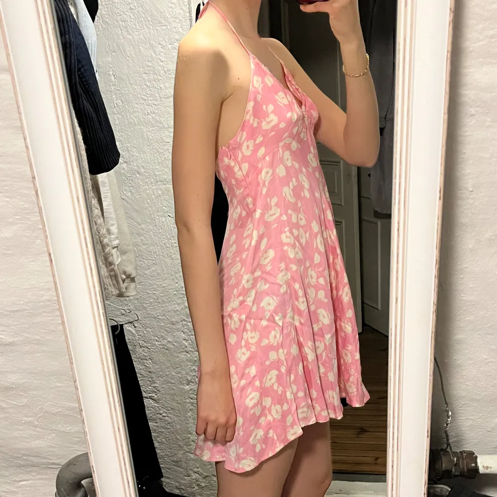 Tunn klänning i silke från Zara 💗 Perfekt i sommar!! . Klänningar.