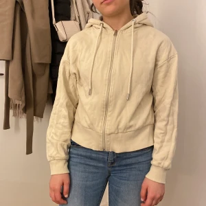 Vanlig beige kofta - Beige kofta som knappt är använd