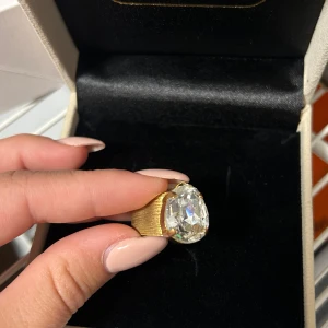 Caroline Svedbom  - Säljer min fina ring från Caroline Svedbom, den är lite sönder men inget man tänker på när den används (se bild) 