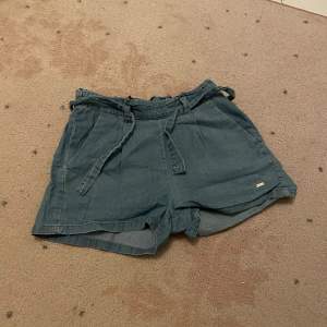 Ett par shorts som ser ut som jeans men det är bara ett par vanliga shorts som är lite mer stel passform men sitter otroligt skönt lite skrynkliga men det går att stryka lite så är de ur🎀  Skriv gärna för mer frågor och funderingar❤️❤️