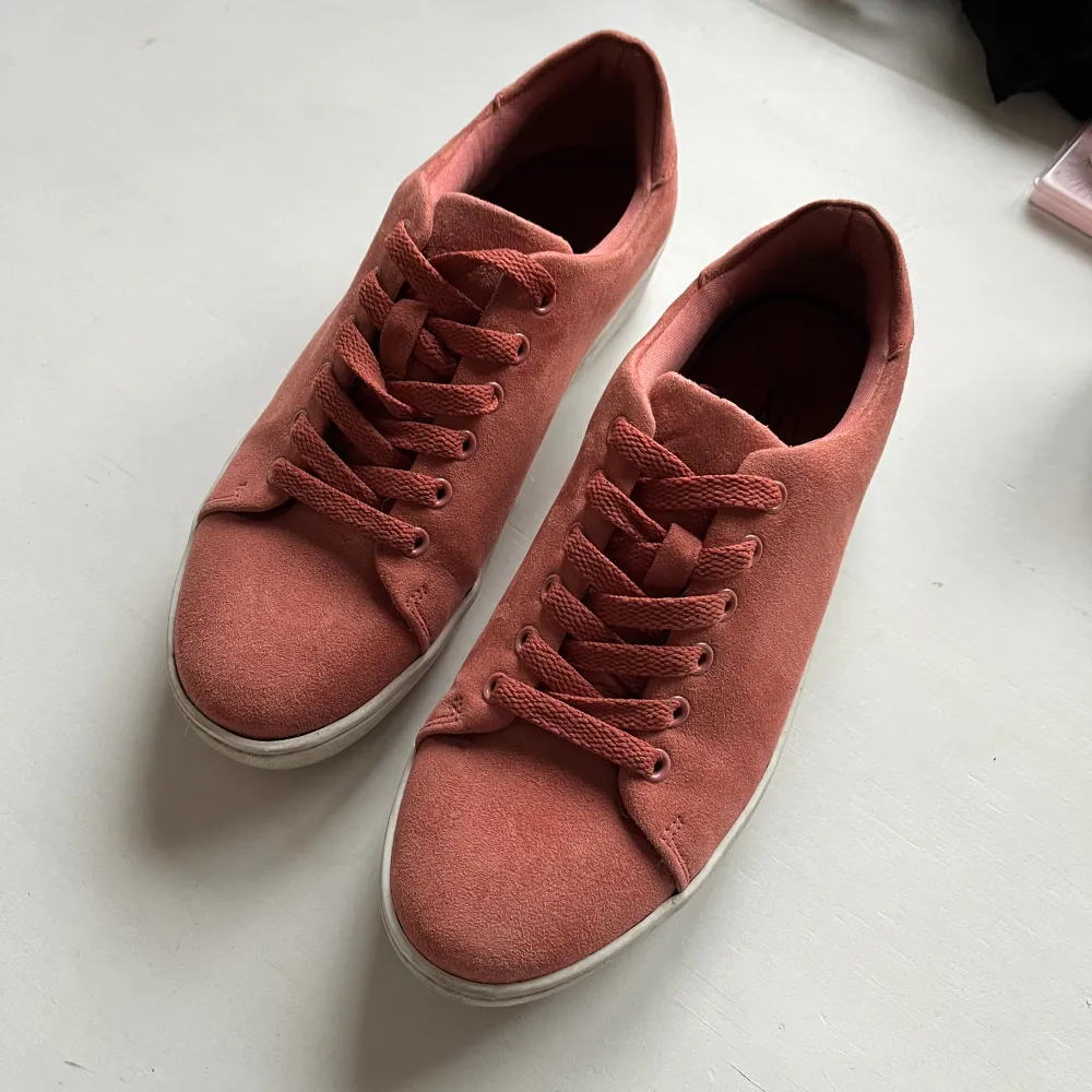 Sjukt snygga sneakers i korall/röd färg. Sparsamt använda och i fint skick. Har lite platå, och är så fina på sommaren! ❣️. Skor.
