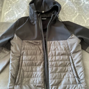 Vårjacka  - En sportig vårjacka. Knappt använd. 