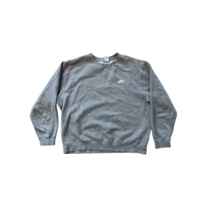 Nike sweatshirt  - Storleken är L men passar precis som M Skick: 8/10! Skriv om du har frågor eller vill se fler bilder 🕸️