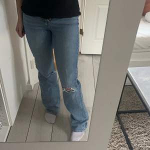 Jeans från bikbok i storlek 34. Köpta för 600 använda 1 gång, inga defekter