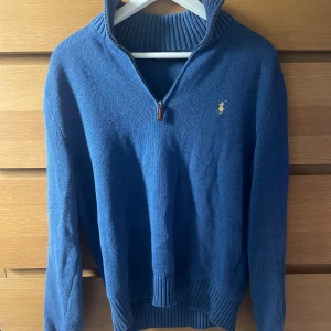Ralph Lauren half zip  - Säljer en fet half zip från Ralph Lauren i storlek S, kanske något liten i storleken. Jättebra skick och inte använd så mycket. Pris går att diskutera. Skriv vid frågor eller bilder! 