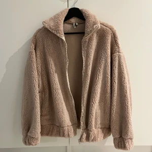 Beige teddyjacka  - Säljer denna beiga teddyjacka i storlek S från Nelly. Endast använd en eller två gånger💕